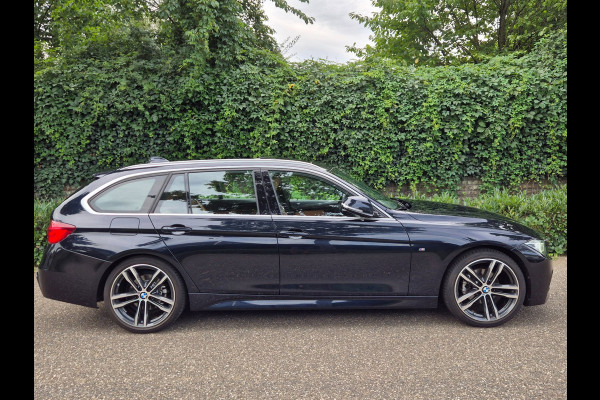 BMW 3 Serie Touring 320i M Sport Ed volle optielijst Trekhaak Pano CarPlay 19inch M Velgen Stuurverwarming NAP M Sport Edition