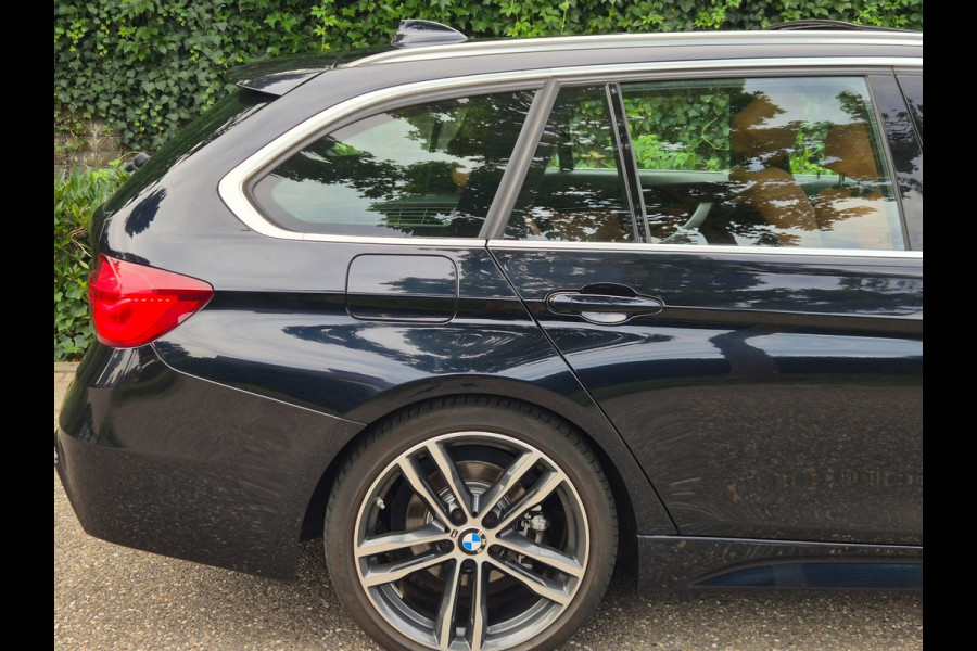 BMW 3 Serie Touring 320i M Sport Ed volle optielijst Trekhaak Pano CarPlay 19inch M Velgen Stuurverwarming NAP M Sport Edition