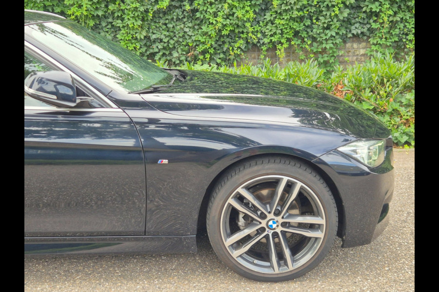 BMW 3 Serie Touring 320i M Sport Ed volle optielijst Trekhaak Pano CarPlay 19inch M Velgen Stuurverwarming NAP M Sport Edition