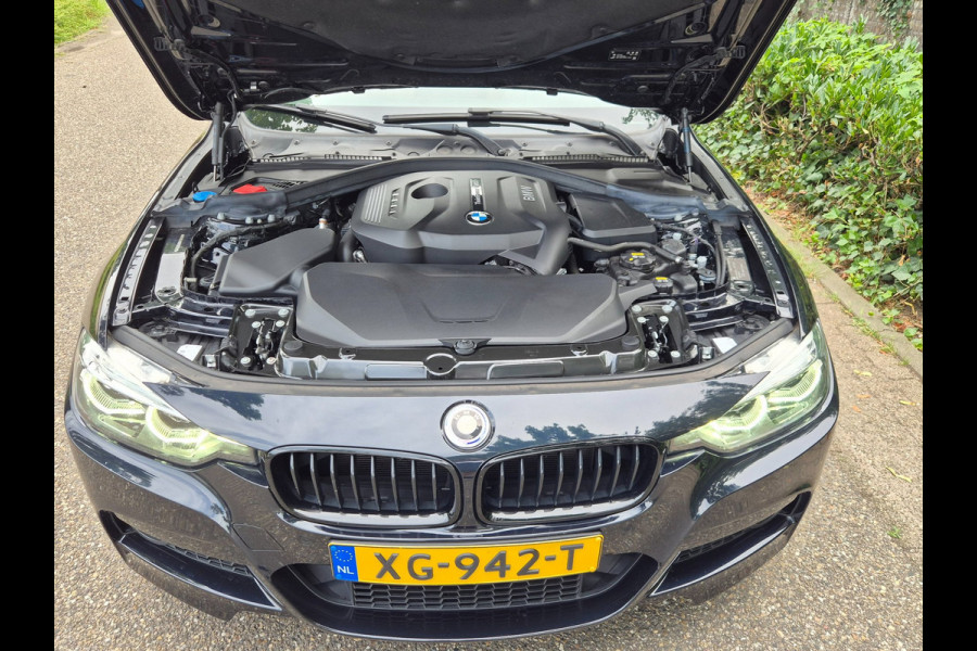 BMW 3 Serie Touring 320i M Sport Ed volle optielijst Trekhaak Pano CarPlay 19inch M Velgen Stuurverwarming NAP M Sport Edition