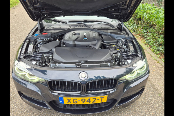 BMW 3 Serie Touring 320i M Sport Ed volle optielijst Trekhaak Pano CarPlay 19inch M Velgen Stuurverwarming NAP M Sport Edition