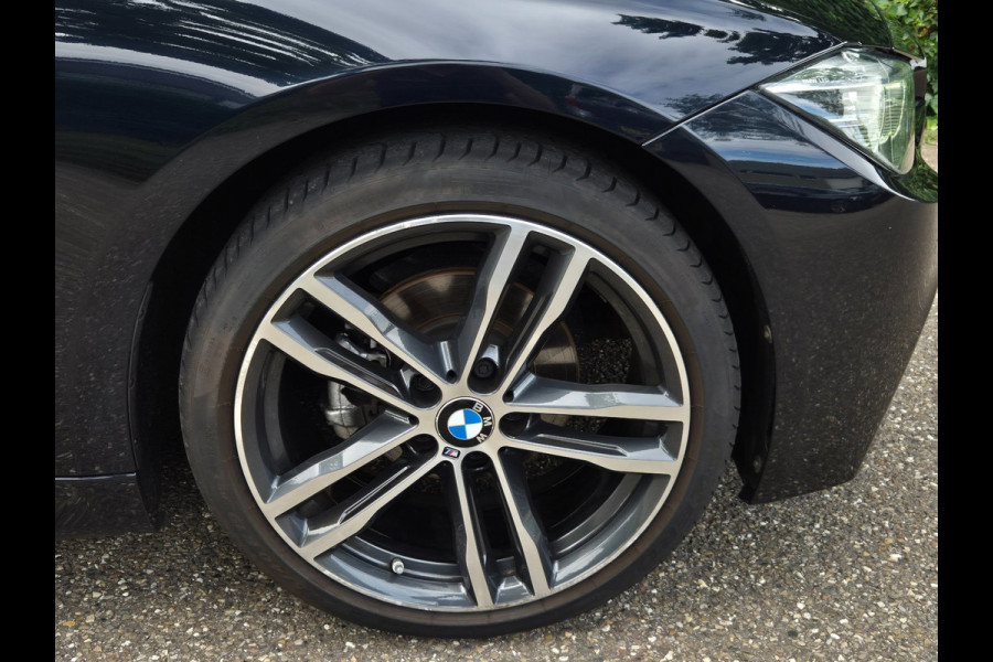 BMW 3 Serie Touring 320i M Sport Ed volle optielijst Trekhaak Pano CarPlay 19inch M Velgen Stuurverwarming NAP M Sport Edition