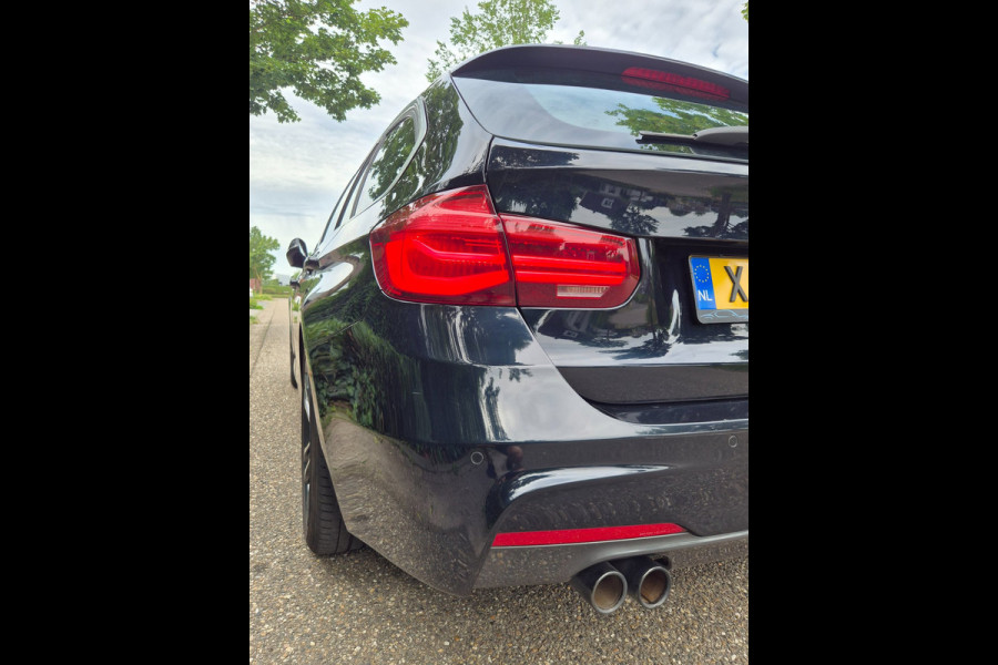 BMW 3 Serie Touring 320i M Sport Ed volle optielijst Trekhaak Pano CarPlay 19inch M Velgen Stuurverwarming NAP M Sport Edition