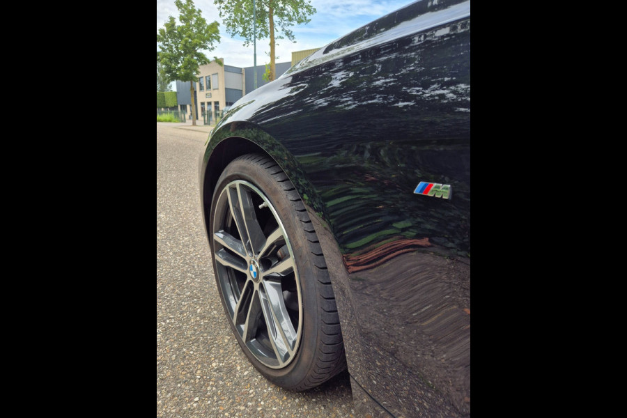 BMW 3 Serie Touring 320i M Sport Ed volle optielijst Trekhaak Pano CarPlay 19inch M Velgen Stuurverwarming NAP M Sport Edition