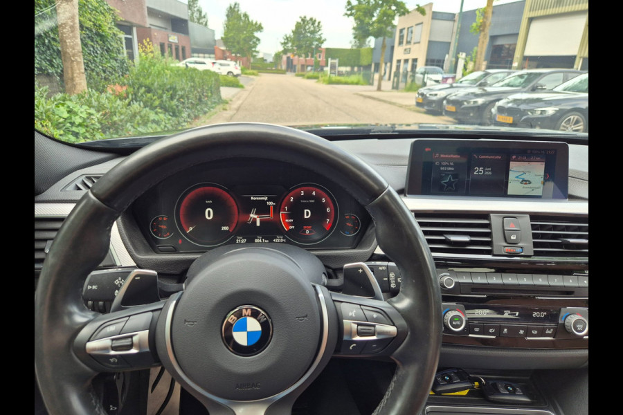 BMW 3 Serie Touring 320i M Sport Ed volle optielijst Trekhaak Pano CarPlay 19inch M Velgen Stuurverwarming NAP M Sport Edition