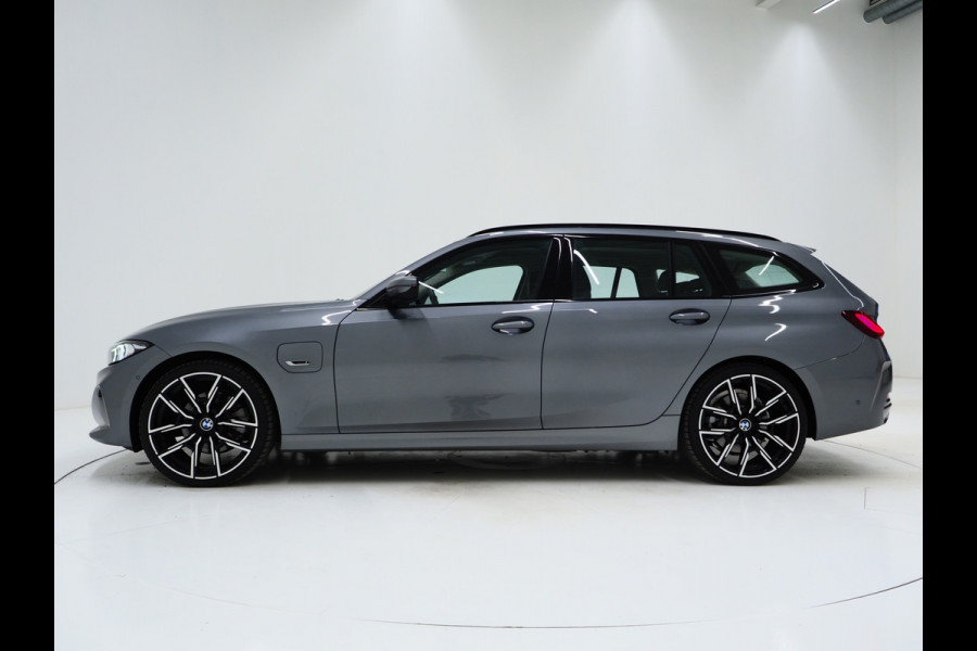 BMW 3 Serie Touring 320e LCI Shadow Line | Nieuw Model | Keyless | Camera | Dodehoekdetectie | Widescreen | Carplay | Cruise | DAB | LED