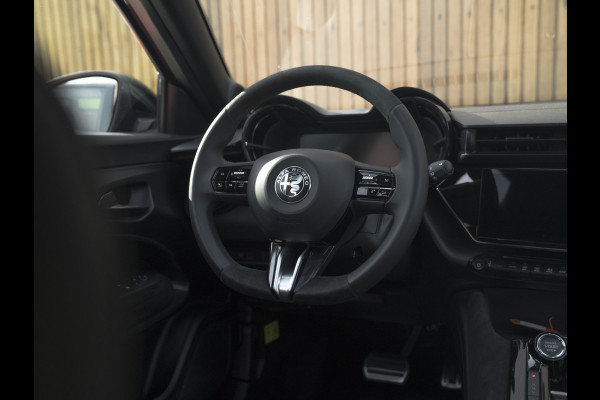 Alfa Romeo junior Elettrica Veloce 54 kWh | Techno Pack | Sport Pack | Pano-dak