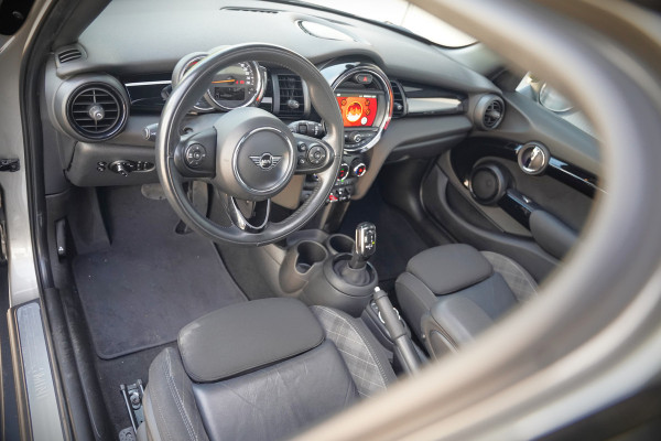MINI Mini 1.5 Cooper Pepper | Panoramadak | Cruise Control | Apple Carplay | Navigatie | Climate Control | NAP | Dealer Onderhouden | Keyless | Automaat