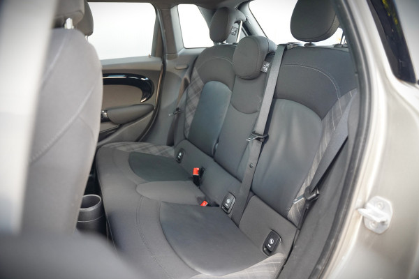 MINI Mini 1.5 Cooper Pepper | Panoramadak | Cruise Control | Apple Carplay | Navigatie | Climate Control | NAP | Dealer Onderhouden | Keyless | Automaat