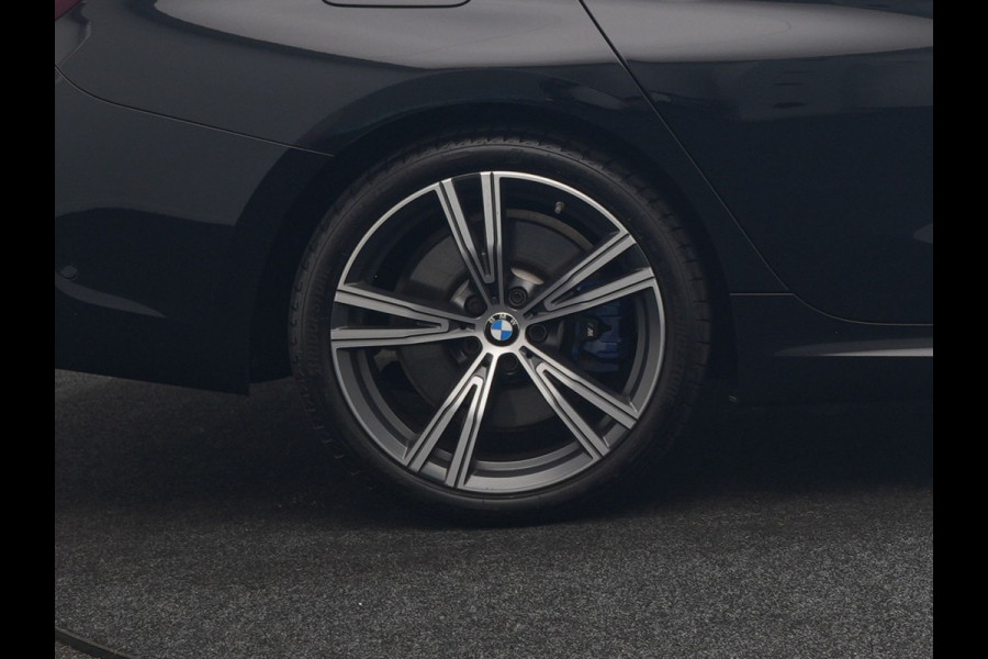 BMW 3 Serie Touring 330e M Sport PHEV 293pk Dealer O.H. | Trekhaak Af Fabriek | Adaptive Cruise | Head Up | 360 Camera | Adaptief Onderstel | Alcantara Sportstoelen & Stuur Verwarmd | Laser LED | Sfeerverlichting | Keyless | Blis | Apple Carplay | Plug In Hybrid |