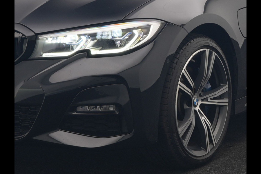BMW 3 Serie Touring 330e M Sport PHEV 293pk Dealer O.H. | Trekhaak Af Fabriek | Adaptive Cruise | Head Up | 360 Camera | Adaptief Onderstel | Alcantara Sportstoelen & Stuur Verwarmd | Laser LED | Sfeerverlichting | Keyless | Blis | Apple Carplay | Plug In Hybrid |