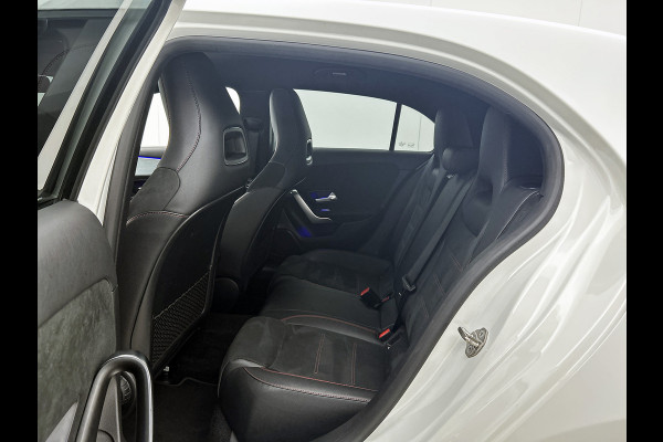 Mercedes-Benz A-Klasse 180 Business Solution AMG Lichtmetalen velgen | Navigatie | MBUX wide screen | Parking support | Inclusief 24 maanden MB Certified garantie voor Europa.