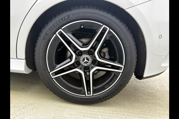 Mercedes-Benz A-Klasse 180 Business Solution AMG Lichtmetalen velgen | Navigatie | MBUX wide screen | Parking support | Inclusief 24 maanden MB Certified garantie voor Europa.