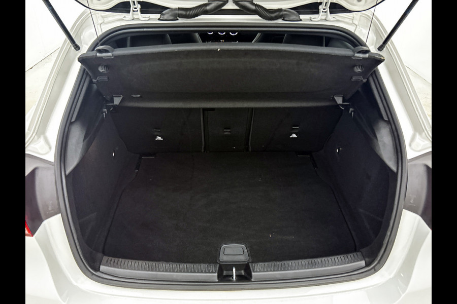 Mercedes-Benz A-Klasse 180 Business Solution AMG Lichtmetalen velgen | Navigatie | MBUX wide screen | Parking support | Inclusief 24 maanden MB Certified garantie voor Europa.