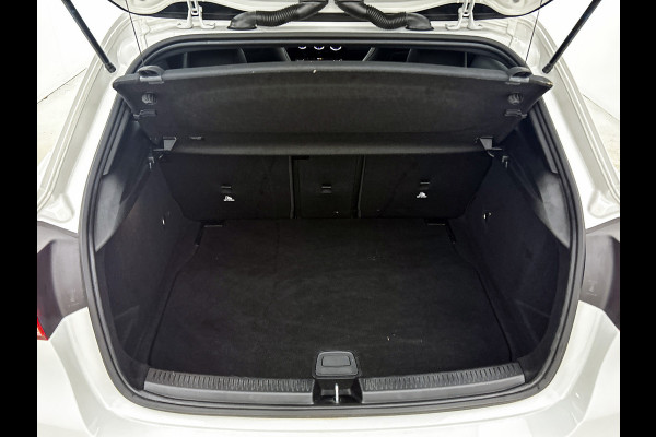 Mercedes-Benz A-Klasse 180 Business Solution AMG Lichtmetalen velgen | Navigatie | MBUX wide screen | Parking support | Inclusief 24 maanden MB Certified garantie voor Europa.