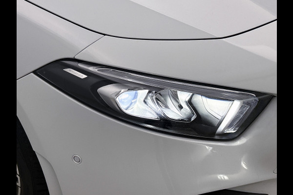 Mercedes-Benz A-Klasse 180 Business Solution AMG Lichtmetalen velgen | Navigatie | MBUX wide screen | Parking support | Inclusief 24 maanden MB Certified garantie voor Europa.