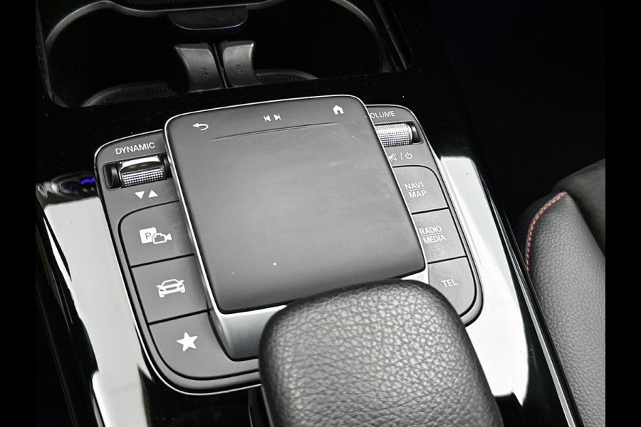 Mercedes-Benz A-Klasse 180 Business Solution AMG Lichtmetalen velgen | Navigatie | MBUX wide screen | Parking support | Inclusief 24 maanden MB Certified garantie voor Europa.