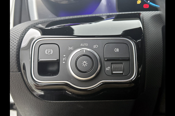 Mercedes-Benz A-Klasse 180 Business Solution AMG Lichtmetalen velgen | Navigatie | MBUX wide screen | Parking support | Inclusief 24 maanden MB Certified garantie voor Europa.