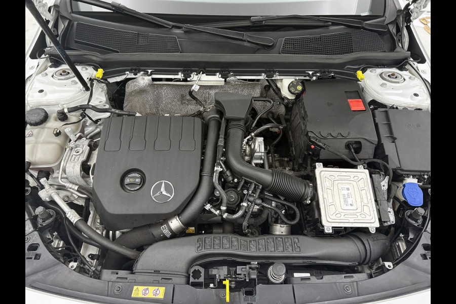 Mercedes-Benz A-Klasse 180 Business Solution AMG Lichtmetalen velgen | Navigatie | MBUX wide screen | Parking support | Inclusief 24 maanden MB Certified garantie voor Europa.