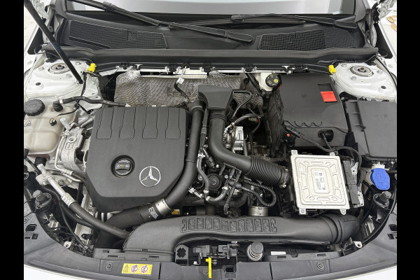 Mercedes-Benz A-Klasse 180 Business Solution AMG Lichtmetalen velgen | Navigatie | MBUX wide screen | Parking support | Inclusief 24 maanden MB Certified garantie voor Europa.