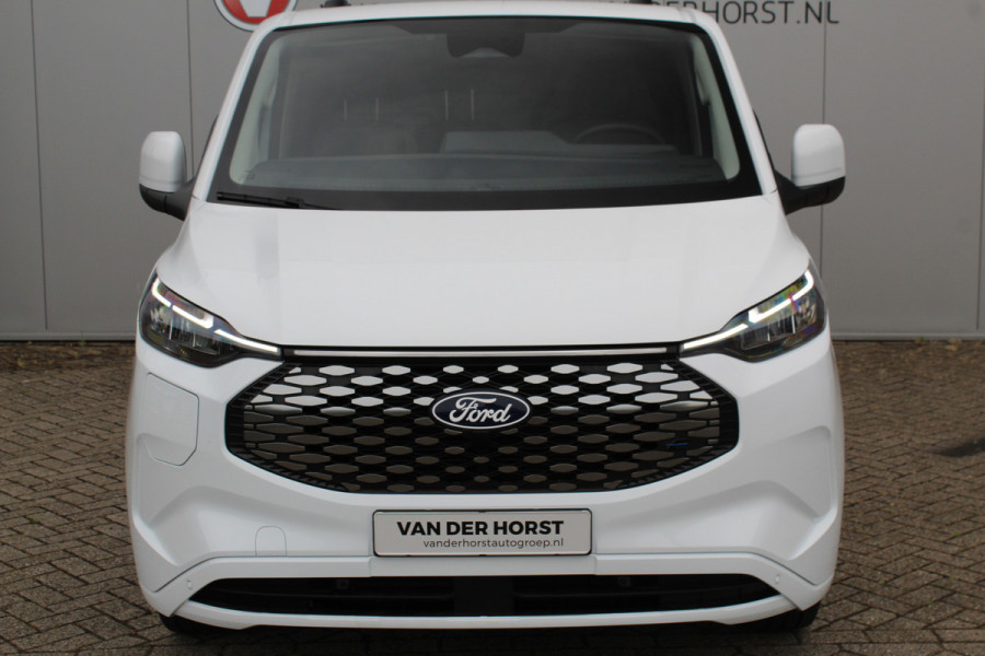 Ford E-Transit Custom ELEKTRISCH 320 L2H1 Limited 65 kWh 218 pk Meerprijs 17" lichtmetalen wielen €. 1.500,- Autm. airco, stoel-, spiegel- en voorraamverw., camera, trekhaak, cruise cntrl, navigatie by Apple Carplay/ Android auto, telefoonvoorb., LED verl. etc.