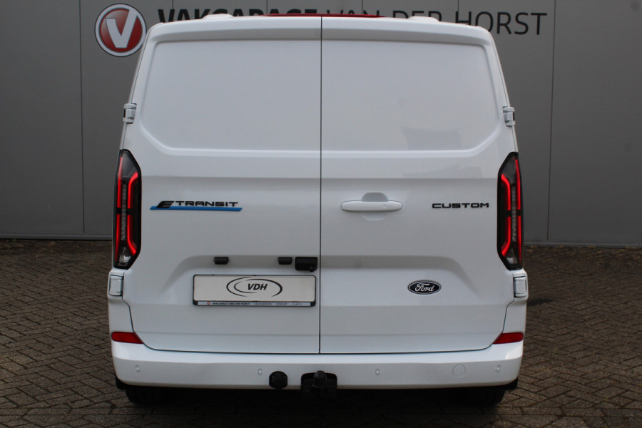 Ford E-Transit Custom ELEKTRISCH 320 L2H1 Limited 65 kWh 218 pk Meerprijs 17" lichtmetalen wielen €. 1.500,- Autm. airco, stoel-, spiegel- en voorraamverw., camera, trekhaak, cruise cntrl, navigatie by Apple Carplay/ Android auto, telefoonvoorb., LED verl. etc.