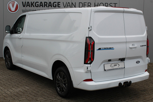Ford E-Transit Custom ELEKTRISCH 320 L2H1 Limited 65 kWh 218 pk Meerprijs 17" lichtmetalen wielen €. 1.500,- Autm. airco, stoel-, spiegel- en voorraamverw., camera, trekhaak, cruise cntrl, navigatie by Apple Carplay/ Android auto, telefoonvoorb., LED verl. etc.