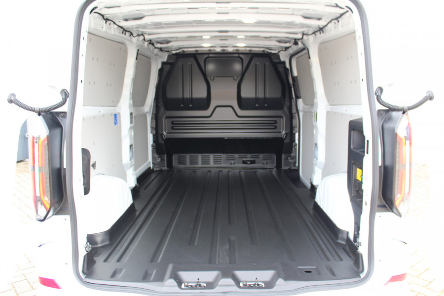 Ford E-Transit Custom ELEKTRISCH 320 L2H1 Limited 65 kWh 218 pk Meerprijs 17" lichtmetalen wielen €. 1.500,- Autm. airco, stoel-, spiegel- en voorraamverw., camera, trekhaak, cruise cntrl, navigatie by Apple Carplay/ Android auto, telefoonvoorb., LED verl. etc.