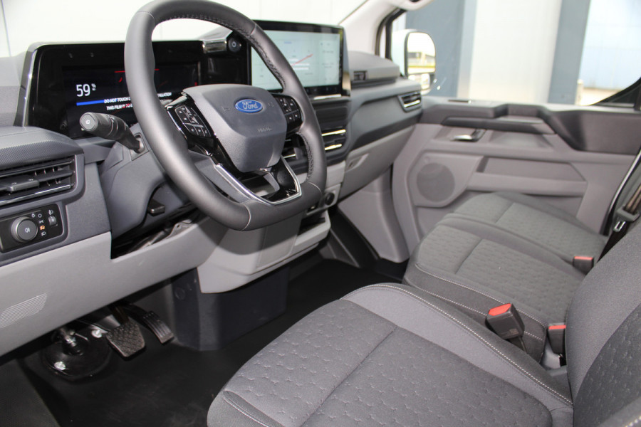Ford E-Transit Custom ELEKTRISCH 320 L2H1 Limited 65 kWh 218 pk Meerprijs 17" lichtmetalen wielen €. 1.500,- Autm. airco, stoel-, spiegel- en voorraamverw., camera, trekhaak, cruise cntrl, navigatie by Apple Carplay/ Android auto, telefoonvoorb., LED verl. etc.