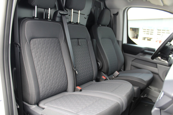 Ford E-Transit Custom ELEKTRISCH 320 L2H1 Limited 65 kWh 218 pk Meerprijs 17" lichtmetalen wielen €. 1.500,- Autm. airco, stoel-, spiegel- en voorraamverw., camera, trekhaak, cruise cntrl, navigatie by Apple Carplay/ Android auto, telefoonvoorb., LED verl. etc.