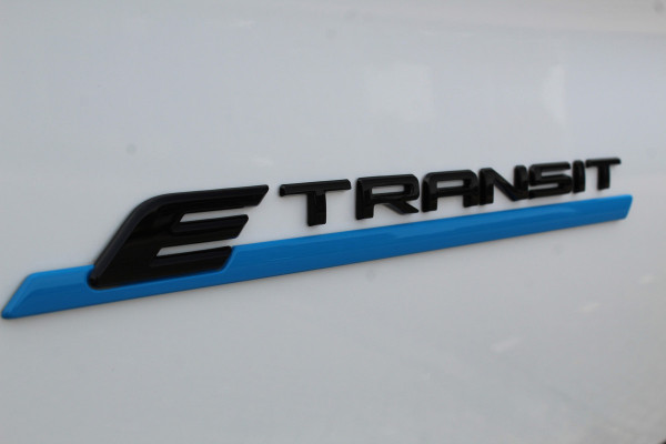Ford E-Transit Custom ELEKTRISCH 320 L2H1 Limited 65 kWh 218 pk Meerprijs 17" lichtmetalen wielen €. 1.500,- Autm. airco, stoel-, spiegel- en voorraamverw., camera, trekhaak, cruise cntrl, navigatie by Apple Carplay/ Android auto, telefoonvoorb., LED verl. etc.