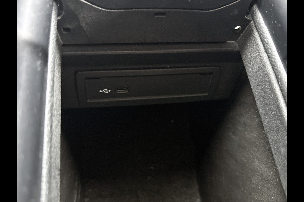 Mercedes-Benz A-Klasse 180 Business Solution AMG Lichtmetalen velgen | Navigatie | MBUX wide screen | Parking support | Inclusief 24 maanden MB Certified garantie voor Europa.