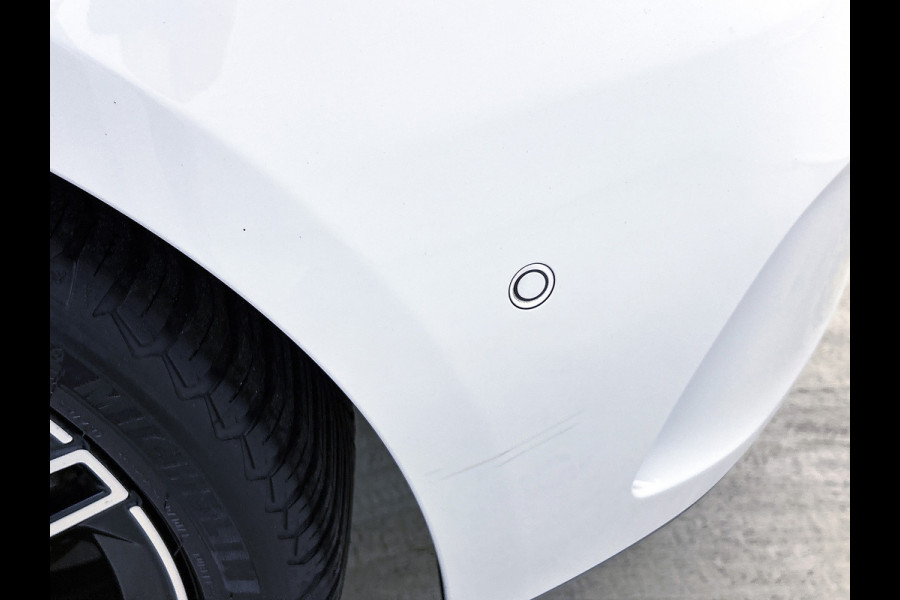 Mercedes-Benz A-Klasse 180 Business Solution AMG Lichtmetalen velgen | Navigatie | MBUX wide screen | Parking support | Inclusief 24 maanden MB Certified garantie voor Europa.