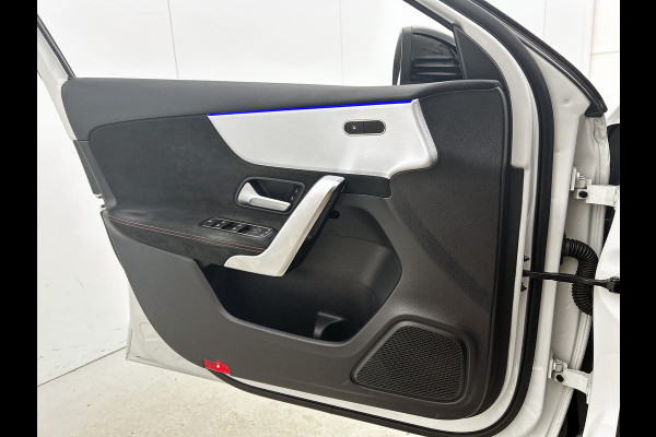 Mercedes-Benz A-Klasse 180 Business Solution AMG Lichtmetalen velgen | Navigatie | MBUX wide screen | Parking support | Inclusief 24 maanden MB Certified garantie voor Europa.