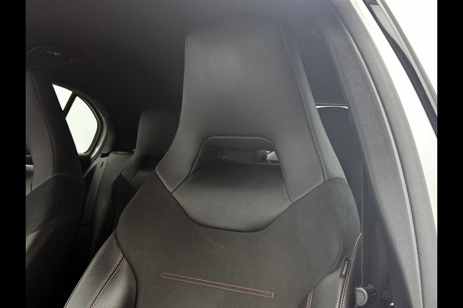 Mercedes-Benz A-Klasse 180 Business Solution AMG Lichtmetalen velgen | Navigatie | MBUX wide screen | Parking support | Inclusief 24 maanden MB Certified garantie voor Europa.