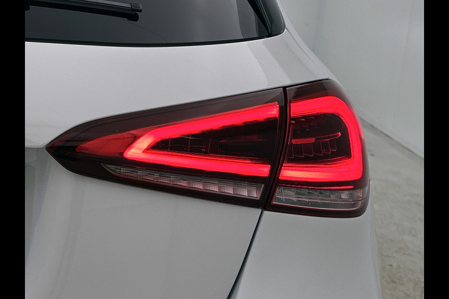 Mercedes-Benz A-Klasse 180 Business Solution AMG Lichtmetalen velgen | Navigatie | MBUX wide screen | Parking support | Inclusief 24 maanden MB Certified garantie voor Europa.