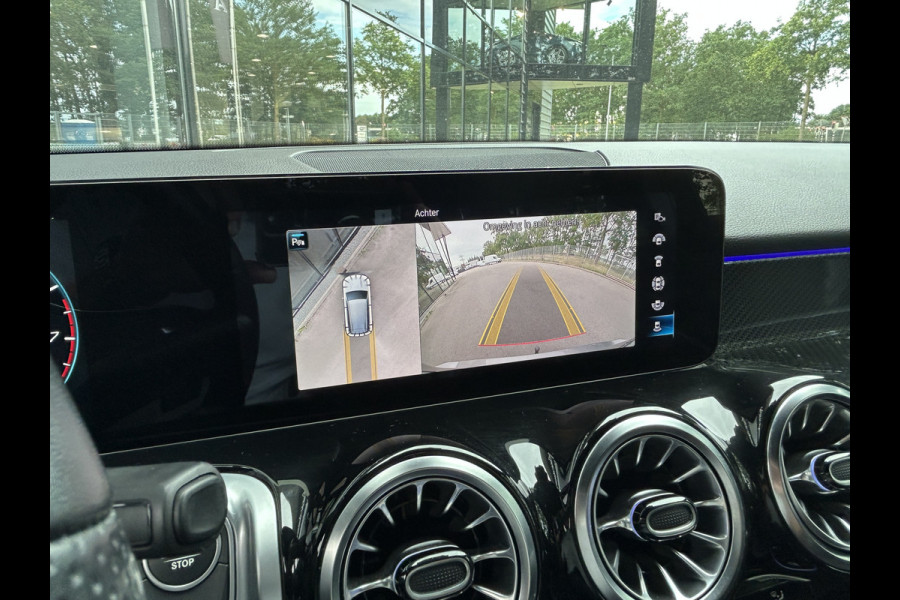 Mercedes-Benz Glb 200 AMG // Trekhaak // 360 Camera // Nightpakket // Carplay // Augmented Reality // 19" AMG Velgen