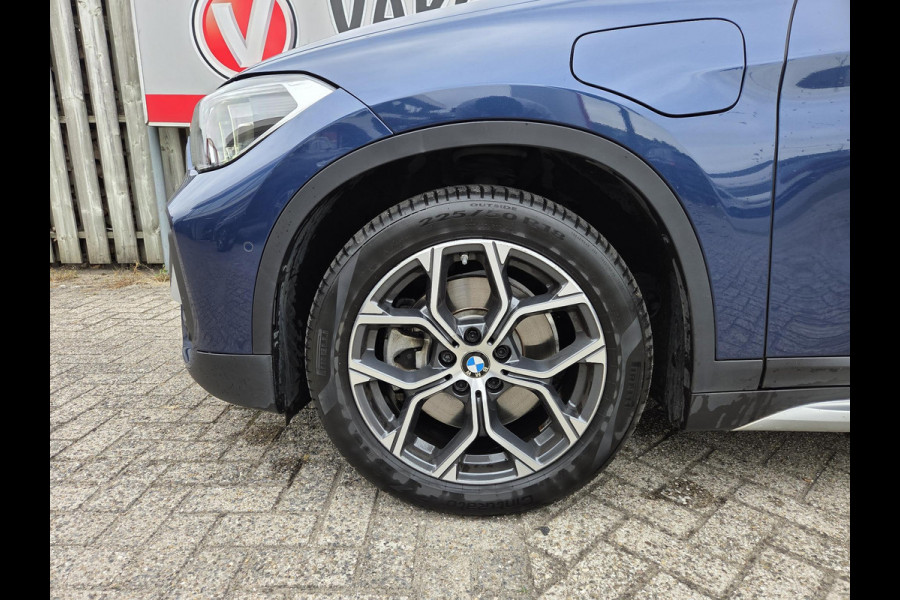 BMW X1 xDrive25e Executive xLine 18"/Keyless/Memory + stoelverwarming/Camera/Elektrische Klep/LED/DAB/Navigatie/PDC