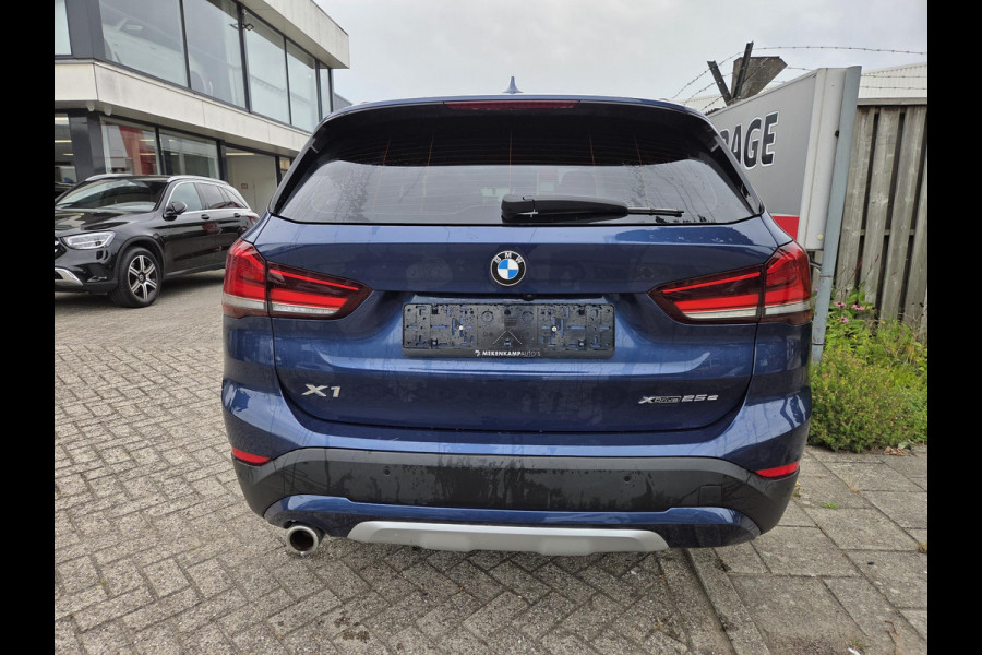 BMW X1 xDrive25e Executive xLine 18"/Keyless/Memory + stoelverwarming/Camera/Elektrische Klep/LED/DAB/Navigatie/PDC