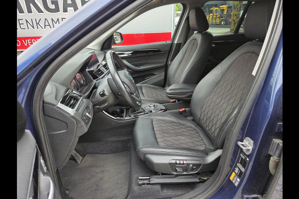 BMW X1 xDrive25e Executive xLine 18"/Keyless/Memory + stoelverwarming/Camera/Elektrische Klep/LED/DAB/Navigatie/PDC