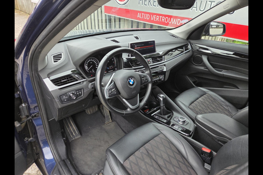 BMW X1 xDrive25e Executive xLine 18"/Keyless/Memory + stoelverwarming/Camera/Elektrische Klep/LED/DAB/Navigatie/PDC