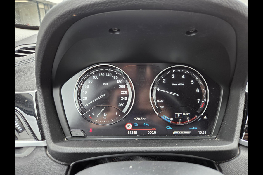 BMW X1 xDrive25e Executive xLine 18"/Keyless/Memory + stoelverwarming/Camera/Elektrische Klep/LED/DAB/Navigatie/PDC