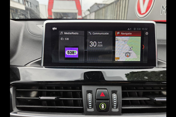 BMW X1 xDrive25e Executive xLine 18"/Keyless/Memory + stoelverwarming/Camera/Elektrische Klep/LED/DAB/Navigatie/PDC