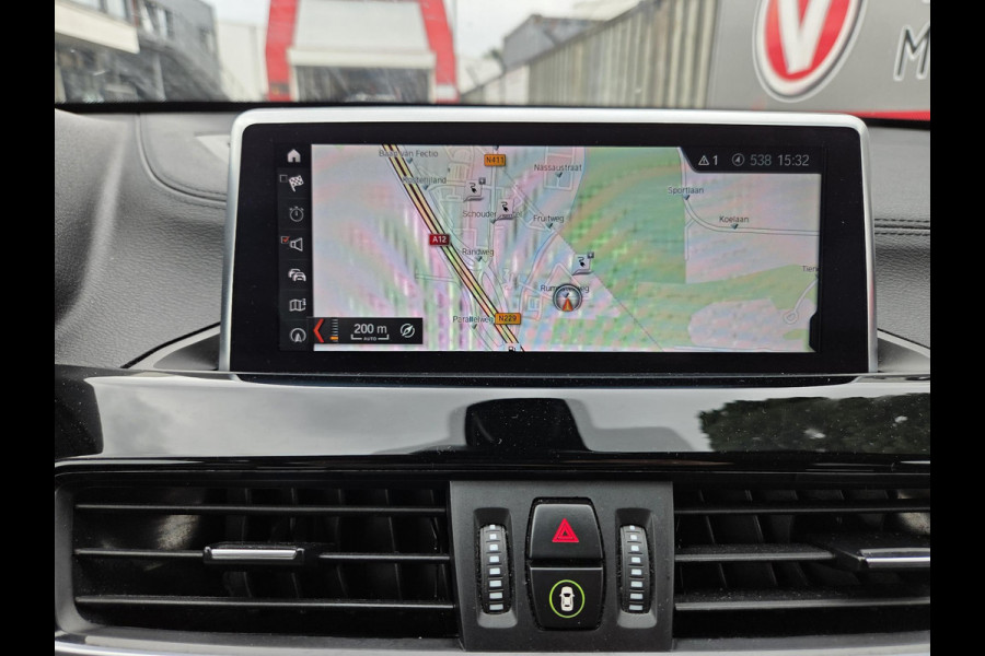 BMW X1 xDrive25e Executive xLine 18"/Keyless/Memory + stoelverwarming/Camera/Elektrische Klep/LED/DAB/Navigatie/PDC