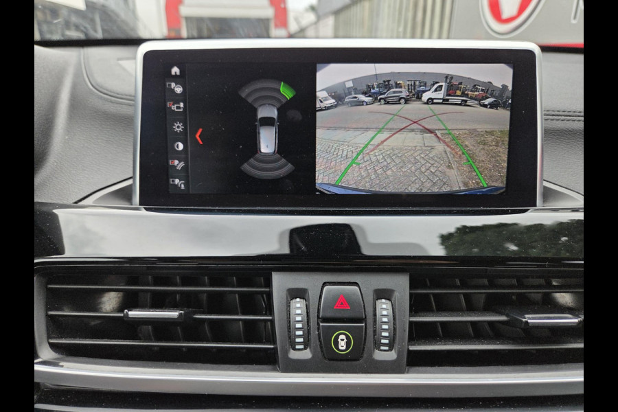 BMW X1 xDrive25e Executive xLine 18"/Keyless/Memory + stoelverwarming/Camera/Elektrische Klep/LED/DAB/Navigatie/PDC