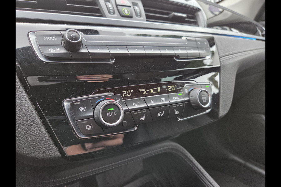 BMW X1 xDrive25e Executive xLine 18"/Keyless/Memory + stoelverwarming/Camera/Elektrische Klep/LED/DAB/Navigatie/PDC