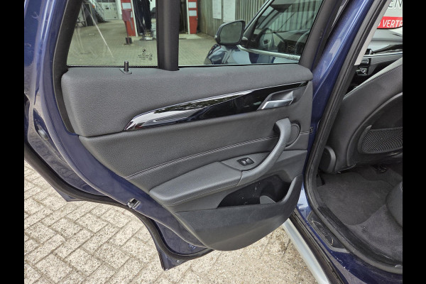 BMW X1 xDrive25e Executive xLine 18"/Keyless/Memory + stoelverwarming/Camera/Elektrische Klep/LED/DAB/Navigatie/PDC