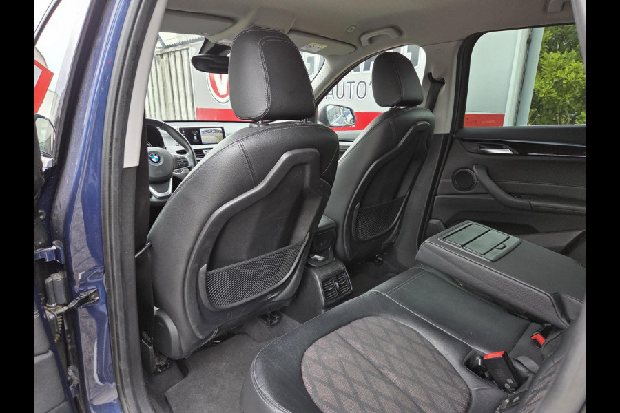 BMW X1 xDrive25e Executive xLine 18"/Keyless/Memory + stoelverwarming/Camera/Elektrische Klep/LED/DAB/Navigatie/PDC
