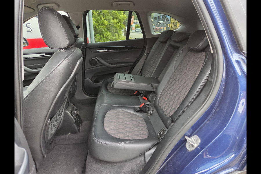 BMW X1 xDrive25e Executive xLine 18"/Keyless/Memory + stoelverwarming/Camera/Elektrische Klep/LED/DAB/Navigatie/PDC