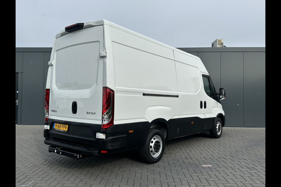 Iveco Daily 35S14 2.3D FACELIFT / L2H2 / ** 28.436 KM ** / TREKHAAK / 3.500 KG AHG / 270 ACHTERDEUREN / ECC AIRCO / APPLE CARPLAY / 3 ZITS
